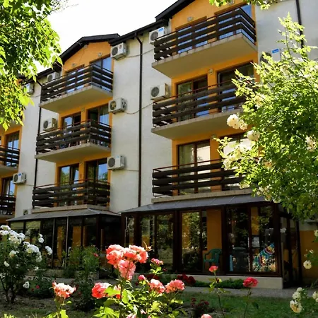 Lovely Nest With Glass Veranda