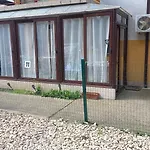 Апартамент Lovely Nest With Glass Veranda